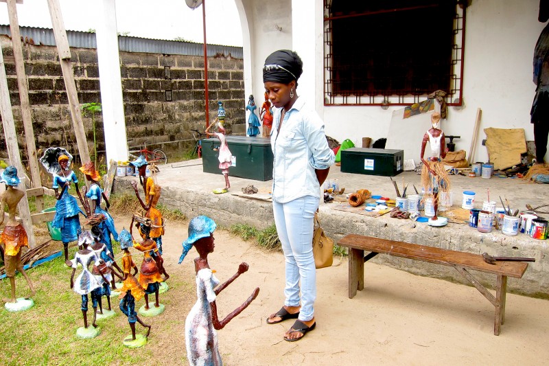 08 septembre 2013 › Dernières finitions des oeuvres qui seront exposées à l'Institut Français du Congo (IFC) de Pointe-Noire.