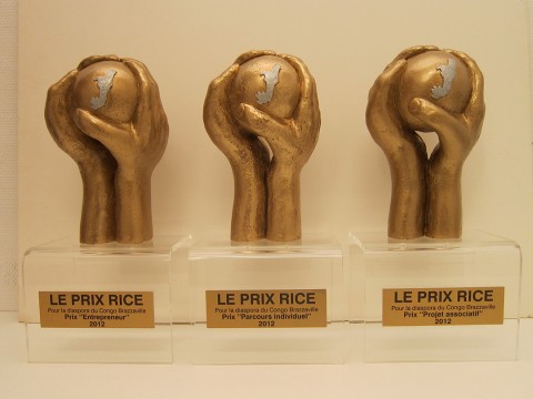 12 novembre 2012 › Exposition des trois trophées réalisés par Rhode Makoumbou pour le Réseau International des Congolais de l'Extérieur (RICE).
