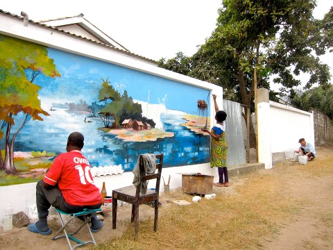 17 augustus 2012 › Réalisation de la fresque «Le village de pêcheurs» par Rhode Makoumbou.