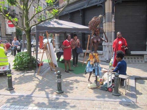 05 juni 2016 › Rhode Makoumbou en pleine création sur la Place Saint-Boniface lors du «Culture Day - Live Painting».