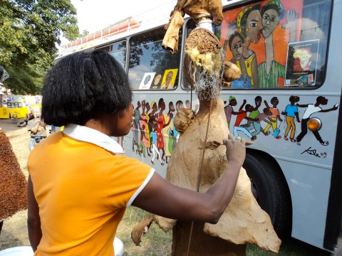 24 juillet 2010 › Rhode Makoumbou en train d'animer un workshop organisé par la Galerie Tse-Tse Art.