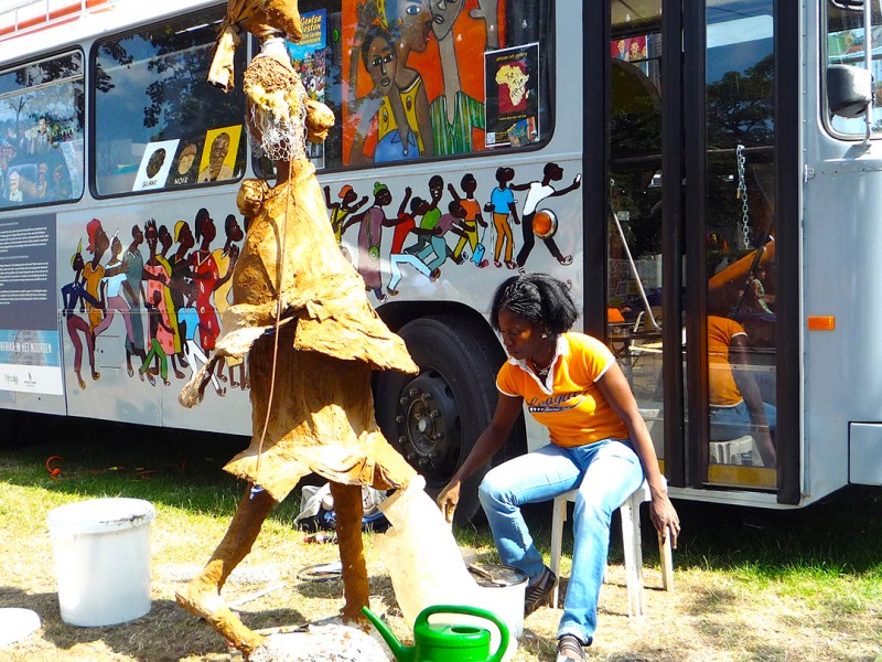 24 juli 2010 › Rhode Makoumbou tenant un workshop organisé par la Galerie Tse-Tse Art.