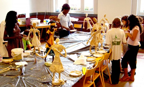 02 juli 2008 › Stage d'initiation à la sculpture «Afrique vibrante», animé par Rhode Makoumbou et réservé aux enfants.