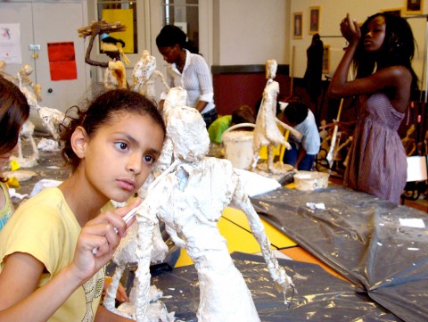 Stage d'initiation à la sculpture «Afrique vibrante», conduit par Rhode Makoumbou et proposé aux enfants