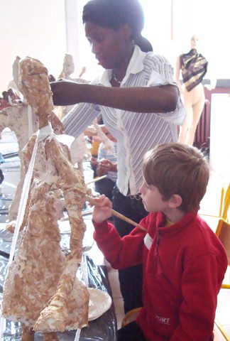 03 juillet 2008 › Stage d'initiation à la sculpture «Afrique vibrante», tenu par Rhode Makoumbou et destiné aux enfants.