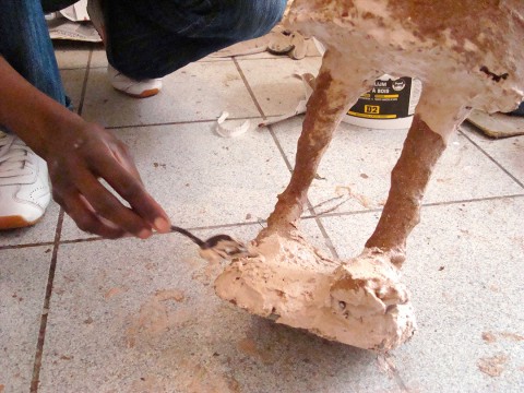 Travail de la colle à bois et de la sciure