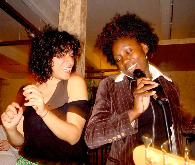 12 juli 2008 › Ambiance assurée par Rhode Makoumbou chez la critique d'art Carolina Serra.