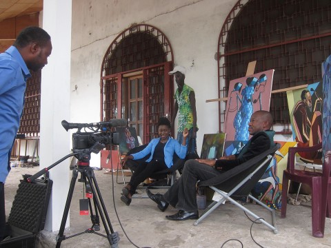 Interview de Rhode Makoumbou par l'équipe de DRTV au sujet de son exposition présentée à l'Institut français du Congo (IFC)