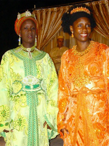 01 augustus 2008 › La peintre mauritanienne Amy Sow et Rhode Makoumbou en dames d'honneur.
