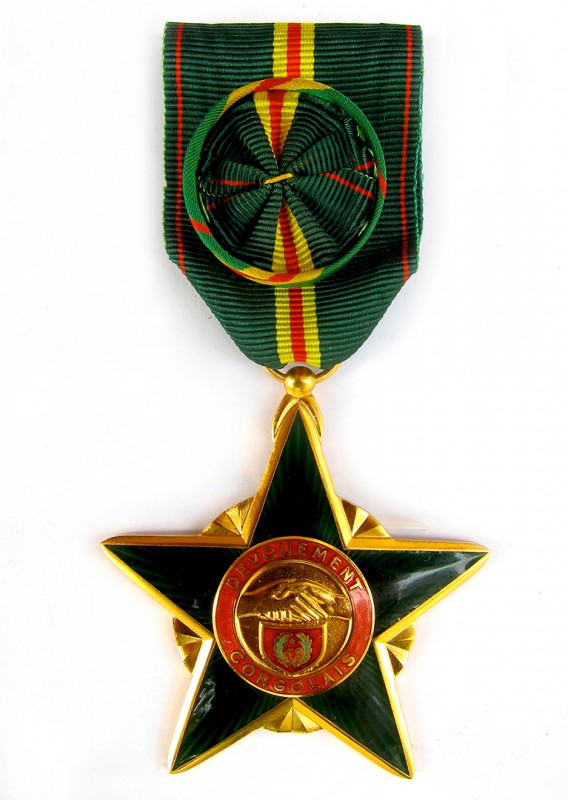 13 juli 2013 › Médaille de l'Ordre du Dévouement Congolais décernée à Rhode Makoumbou par le Président de la République.