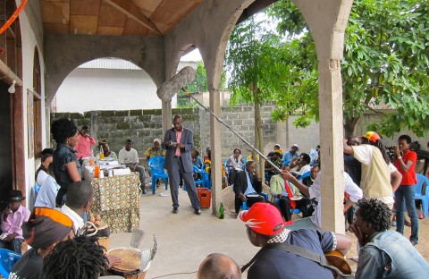 13 januari 2010 › Rencontre amicale organisée pour célébrer le retour de Rhode Makoumbou à Brazzaville.