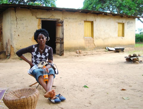 10 mei 2009 › Rhode Makoumbou assise devant la maison où elle s'était réfugiée avec sa famille durant la guerre civile de 1997.
