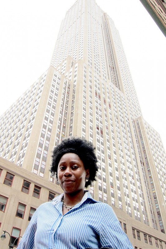 01 mai 2011 › Rhode Makoumbou au pied de l'Empire State Building.