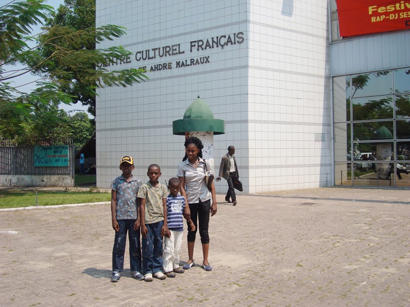 18 mei 2009 › Rhode Makoumbou avec ses trois fils : (de gauche à droite) Abdoulaye, Loude Aboubacar et Daouda.