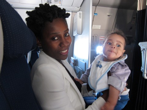 06 août 2012 › Rhode Makoumbou avec son fils Quentin à bord de l'avion à destination de Brazzaville