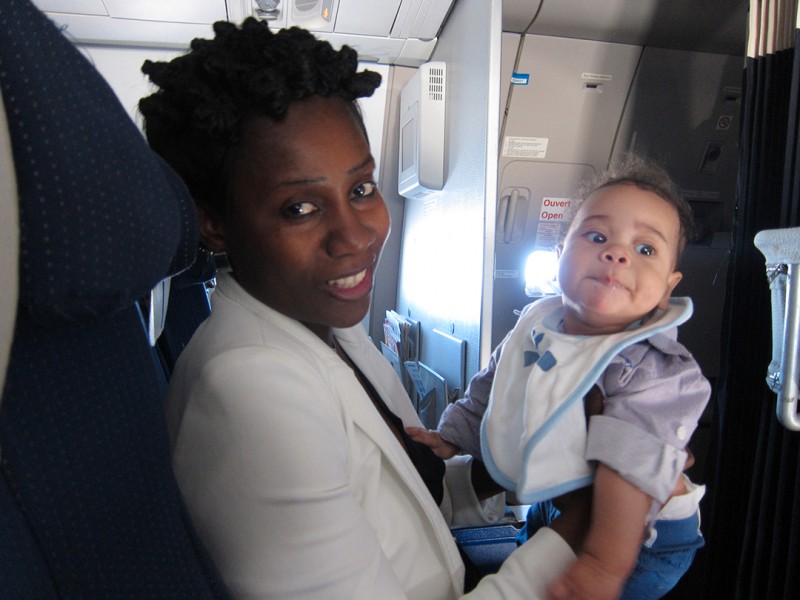06 augustus 2012 › Rhode Makoumbou avec son fils Quentin à bord de l'avion à destination de Brazzaville.