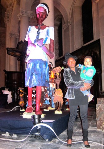 Rhode Makoumbou avec son fils Quentin, à côté de sa sculpture «Liberté ! Colère contre l'esclavagisme et la colonisation»