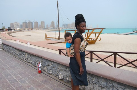 Rhode Makoumbou avec son fils Quentin au bord de la plage de Doha