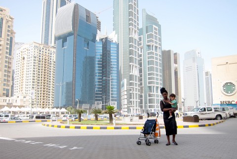 Rhode Makoumbou avec son fils Quentin dans le centre-ville de Doha