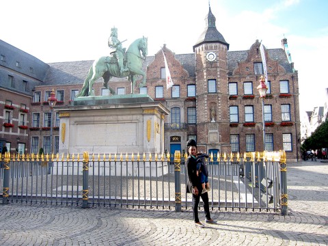 Rhode Makoumbou avec son fils Quentin devant la sculpture de Jan Wellem, personnage historique de la ville de Düsseldorf