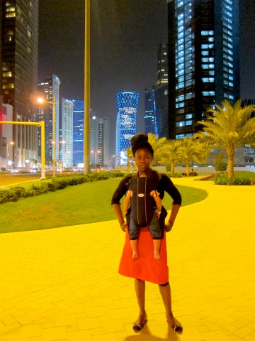 Rhode Makoumbou avec son fils Quentin en promenade nocturne dans la ville de Doha