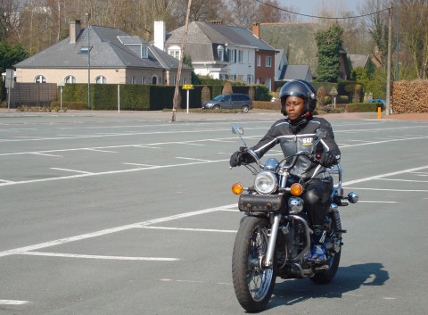 02 april 2009 › Rhode Makoumbou commence une nouvelle aventure en moto !