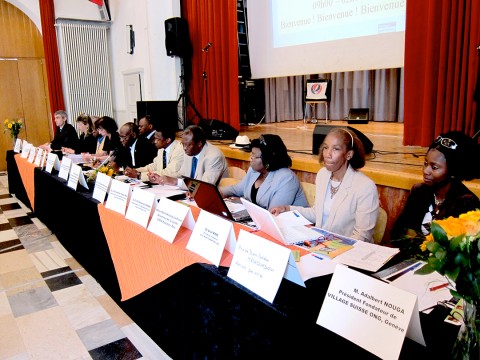 29 mei 2010 › Rhode Makoumbou conviée à participer en tant qu'oratrice à la conférence-débat «Les Objectifs du Millénaire».