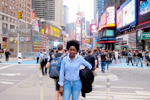 Rhode Makoumbou dans le quartier animé de Times Square
