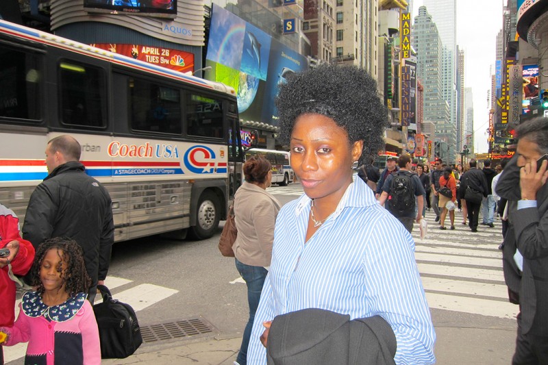 30 april 2011 › Rhode Makoumbou dans le quartier très animé de Times Square.