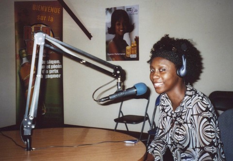12 mars 2007 › Rhode Makoumbou dans le studio de Radio Nostalgie.