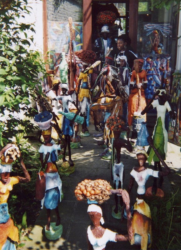 09 juni 2005 › Rhode Makoumbou dans son atelier, au milieu de ses oeuvres.
