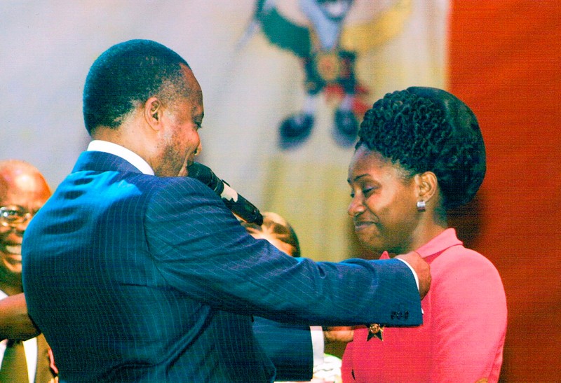 13 juillet 2013 › Rhode Makoumbou décorée de la médaille de l'Ordre du Dévouement Congolais par le Président de la République Denis Sassou N'Guesso.