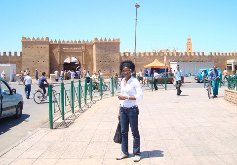 Rhode Makoumbou devant la Porte Bab Sidi Abdelwahab de la médina