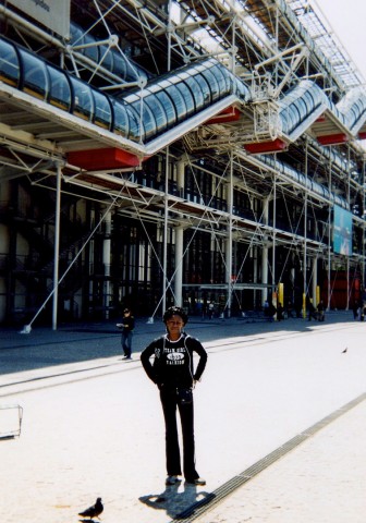 07 oktober 2005 › Rhode Makoumbou devant le Centre Pompidou.