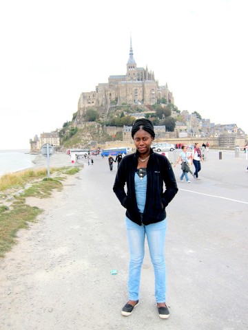 16 oktober 2011 › Rhode Makoumbou devant le Mont-Saint-Michel.