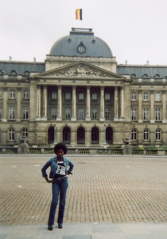 16 septembre 2005 › Rhode Makoumbou devant le Palais Royal de Bruxelles.