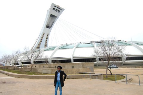 Rhode Makoumbou devant le stade olympique