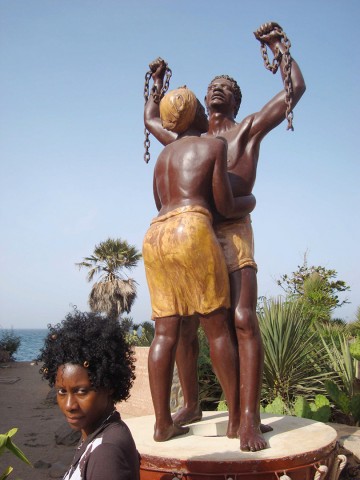 12 mei 2008 › Rhode Makoumbou devant un momument contre l'esclavage.