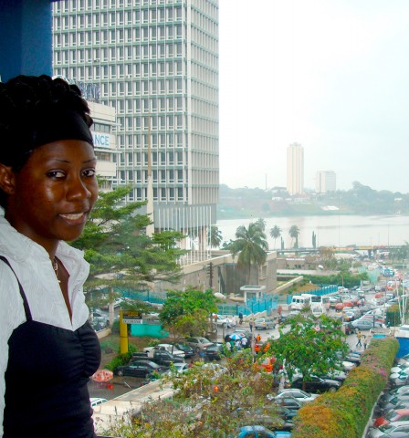 01 novembre 2008 › Rhode Makoumbou devant une vue du «Plateau». En arrière-plan : le célèbre «Hôtel Ivoire».