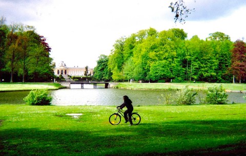 07 mai 2005 › Rhode Makoumbou en ballade dans le parc du Musée Royal de l'Afrique Centrale.