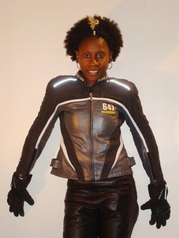 Rhode Makoumbou en costume de motarde