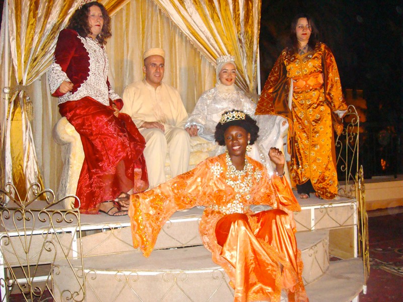 01 augustus 2008 › Rhode Makoumbou en dame d'honneur à l'occasion d'une «remise des anneaux».