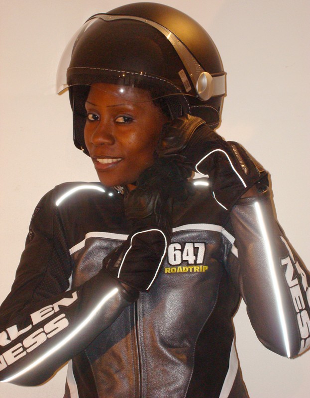 08 april 2009 › Rhode Makoumbou en habit de motarde.