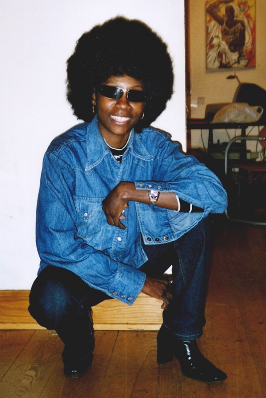 02 december 2004 › Rhode Makoumbou en mode afro des années 70.