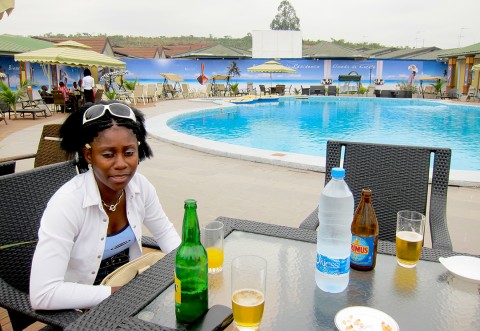 08 augustus 2010 › Rhode Makoumbou en visite au nouveau complexe hôtelier «Espace Mbalé».