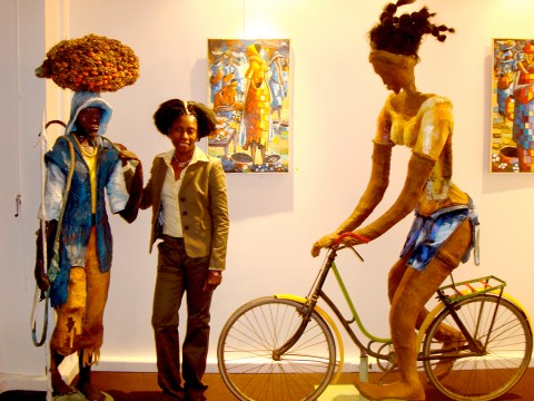 05 februari 2009 › Rhode Makoumbou entre deux sculptures : «Le malafoutier» et «Journée sans voiture».