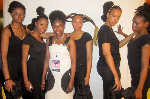 Rhode Makoumbou et cinq des dix mannequines qu'elle a été invitée à coiffer dans le cadre de l'«Ethno Tendance Fashion Week 2017»