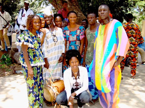 Rhode Makoumbou et un groupe de danseuses et musiciens