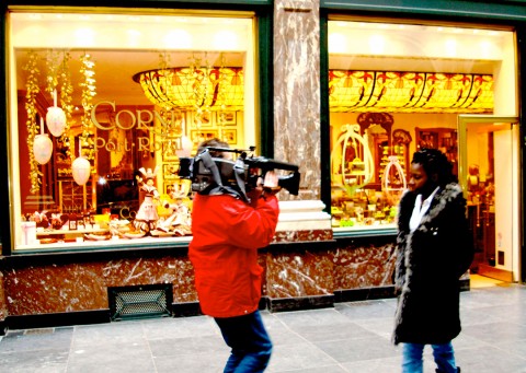 13 maart 2008 › Rhode Makoumbou filmée par le cameraman Hervé Baraduc dans la Galerie de la Reine.