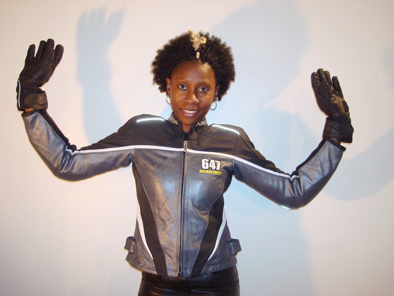 08 april 2009 › Rhode Makoumbou habillée en motarde.